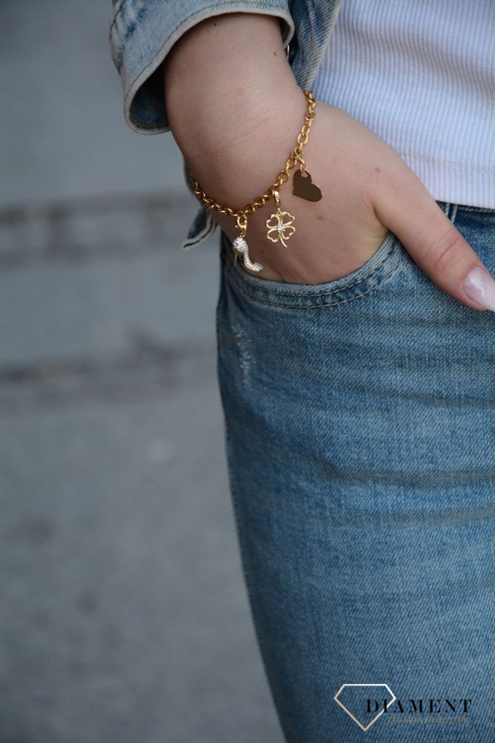 Złota zawieszka na bransoletkę typu charms w kształcie szpilki wysadzanej cyrkoniami to modny dodatek do Twojej bransoletki. Darmowa dostawa!.jpg